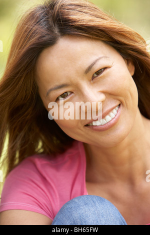 Portrait of Young Woman in Park Banque D'Images