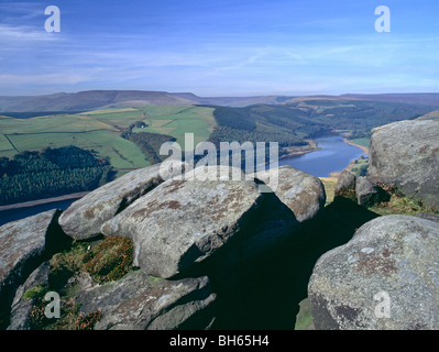 Ladybower Reservoir et Howden Moors de Derwent Edge, parc national de Peak District, Derbyshire, Angleterre Banque D'Images