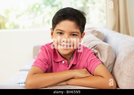 Young Boy walking Banque D'Images