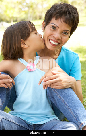 Grand-mère avec sa petite-fille dans la région de Park Banque D'Images