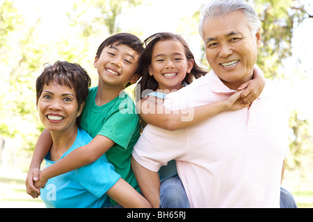 Portrait de grands-parents avec leurs petits-enfants dans le parc