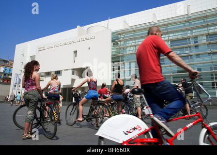 La jeune touriste dans un tour en vélo avant de le MACBA (Museu d'Art Contemporani de Barcelona).Barcelona, Cataluña. L'Espagne. Banque D'Images