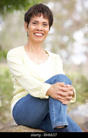 Portrait Of Smiling Senior Woman Outdoors Banque D'Images