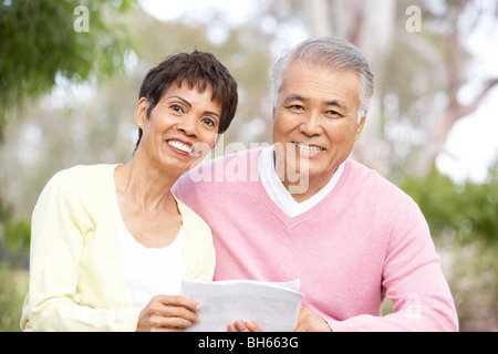 Portrait of Senior Couple Looking At Map Banque D'Images