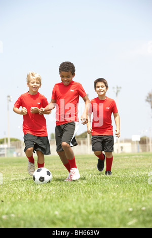 Les jeunes garçons dans l'équipe de football Banque D'Images