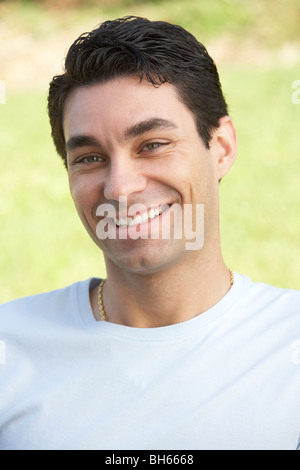 Portrait of Young Man Sitting in Park Banque D'Images