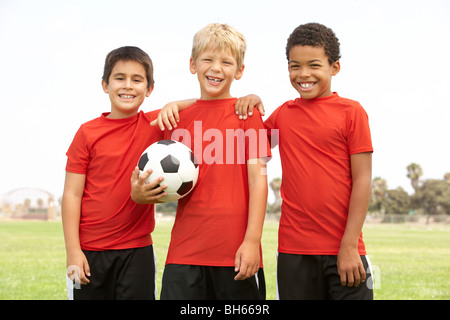 Les jeunes garçons dans l'équipe de football Banque D'Images