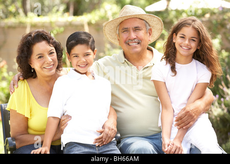 Portrait de grands-parents avec leurs petits-enfants dans le parc Banque D'Images