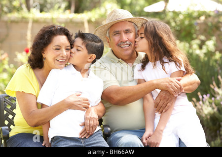 Portrait de grands-parents avec leurs petits-enfants dans le parc