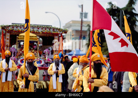 Le Vaisakhi Festival, Vancouver, BC - Colombie-Britannique, Canada - Les hommes sikhs marchant avec des bannières dans les Sikhs indiens de l'Est Parade Banque D'Images