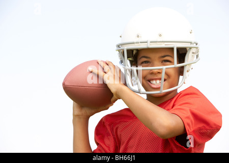 Jeune garçon au football Banque D'Images