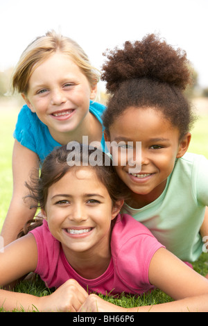 Les jeunes filles en jouant dans Park Banque D'Images