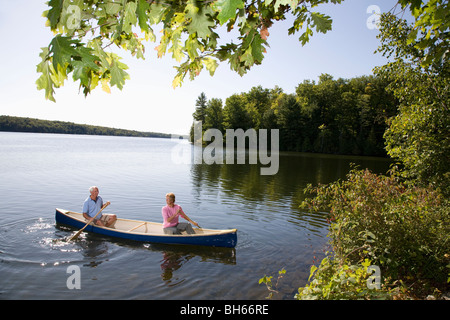 Senior couple in canoe Banque D'Images