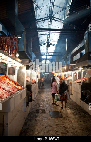 Fumé sous allumé plutôt sale de l'allée des stands de viande 20 Novembre dans la ville d'Oaxaca au Mexique Le marché Banque D'Images