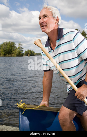 homme avec canot Banque D'Images