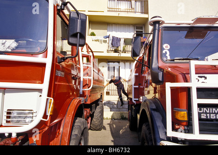 Le nettoyage, l'ORGANISATION DE L'ÉQUIPEMENT DANS LA COUR DE LA CASERNE DE PORTO VECCHIO, CORSE DU SUD (2A), FRANCE Banque D'Images