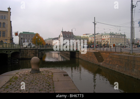 Un canal et scène de rue dans le soleil. Göteborg, Suède Banque D'Images