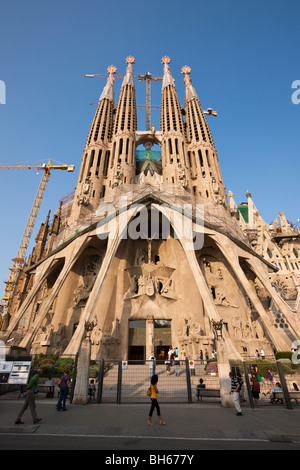 Façade de la passion de la cathédrale Sagrada Familia de l'architecte Antoni Gaudi, Barcelone, Catalogne, Espagne Banque D'Images