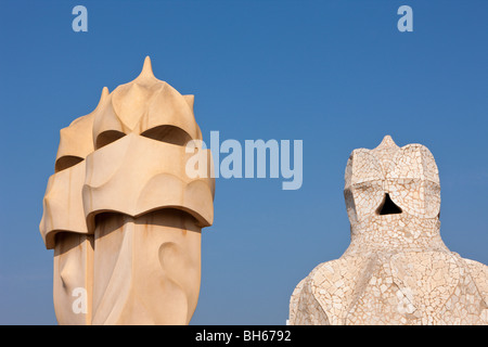 Sculptures de l'architecte Antoni Gaudi sur le toit de la Casa Mila, Barcelone, Catalogne, Espagne Banque D'Images