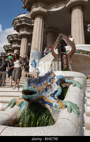 Mosaïque d'attraction touristique dans la région de Fontaine Dragon Parc Güell de l'architecte Antoni Gaudi, Barcelone, Catalogne, Espagne Banque D'Images