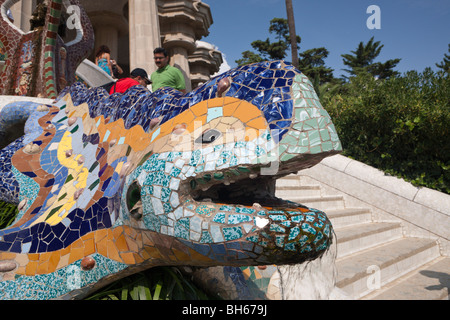 Dragon mosaïque Fontaine dans le Parc Guell de l'architecte Antoni Gaudi, Barcelone, Catalogne, Espagne Banque D'Images