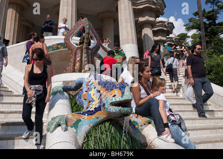 Mosaïque d'attraction touristique dans la région de Fontaine Dragon Parc Güell de l'architecte Antoni Gaudi, Barcelone, Catalogne, Espagne Banque D'Images