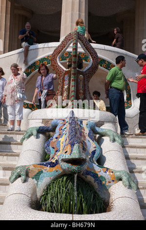 Mosaïque d'attraction touristique dans la région de Fontaine Dragon Parc Güell de l'architecte Antoni Gaudi, Barcelone, Catalogne, Espagne Banque D'Images