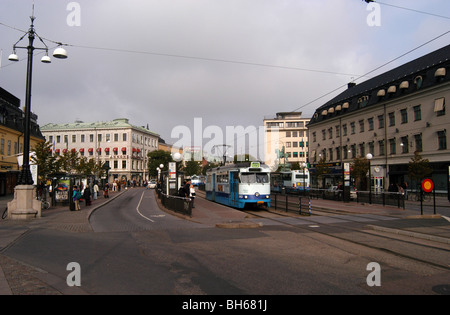 Une scène de rue et de tramway à Gothenburg, Suède avec un tram. Banque D'Images