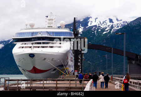 Les passagers sont rentrés à la Norwegian Star bateau de croisière après une journée de shopping et de visites à Skagway en Alaska. Banque D'Images