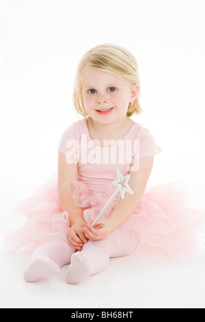 Peu de Ballerina Sitting on Floor Banque D'Images