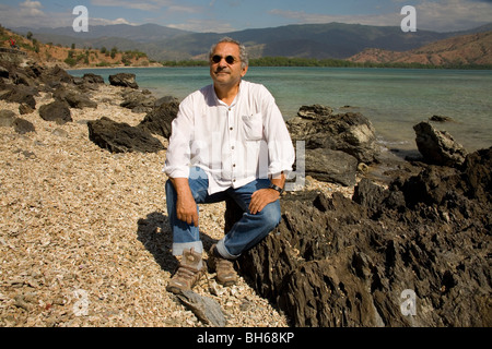 Jose Ramos-Horta, Président du Timor oriental, sur l'ouest de la plage de Dili s'arrête pour admirer son pays pacifique maintenant 6/8/07 Banque D'Images