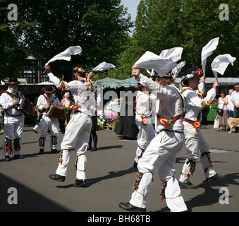 Morris Dancers effectuer en face de Salisbury Guildhall au cours de l'MarketEngland samedi, au sud-ouest, Wiltshire, Salisbury, Ville, Banque D'Images