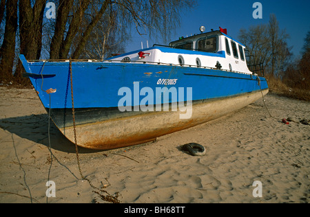 Bateau échoué sur les rives du Rhin, près de Düsseldorf, Allemagne. Banque D'Images