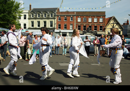 Morris Dancers effectuer en face de Salisbury au cours de la Guildhall Saturday Market Banque D'Images