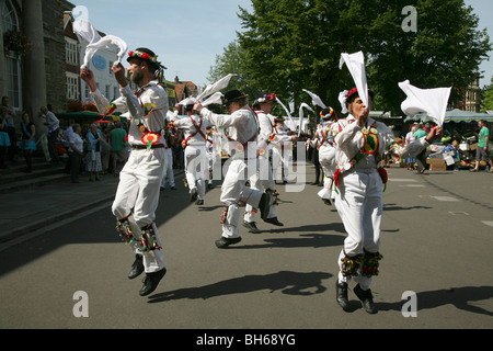 Morris Dancers effectuer en face de Salisbury au cours de la Guildhall Saturday Market Banque D'Images