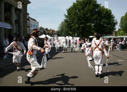 Morris Dancers effectuer en face de Salisbury au cours de la Guildhall Saturday Market Banque D'Images