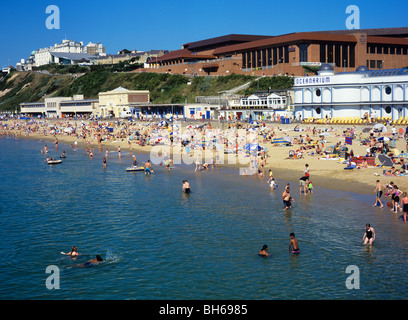 Bournemouth - vue sur la plage de la plage montrant le Centre International Bounemouth & l'Oceanarium Banque D'Images