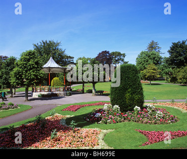 Vue sur le kiosque dans le quartier coloré dans les jardins de la ville du comté de Dorchester Banque D'Images