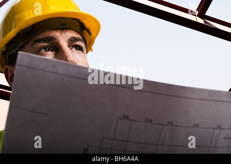 Construction Worker holding dessins Banque D'Images