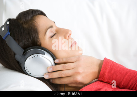 L'écoute de la musique de détente femme portant des écouteurs Banque D'Images