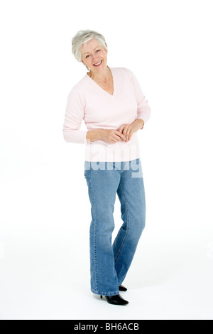 Studio pleine longueur Portrait Of Smiling Senior Woman Banque D'Images