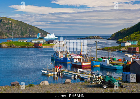 Un iceberg échoué dans le port de Old Bonaventure, Bonavista Peninsula, Trinity Bay, Terre-Neuve-Labrador, Canada. Banque D'Images