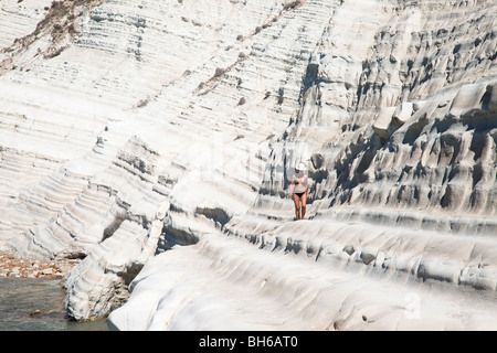 La Scala dei Turchi est un type d'scoglifero falaise qui s'élève au-dessus de la mer le long de la côte de Realmonte en Sicile. Banque D'Images