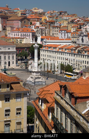 Vue sur les toits et les rues à la place Rossio et monument de Dom Pedro IV, Lisbonne, Portugal, Europe. Banque D'Images