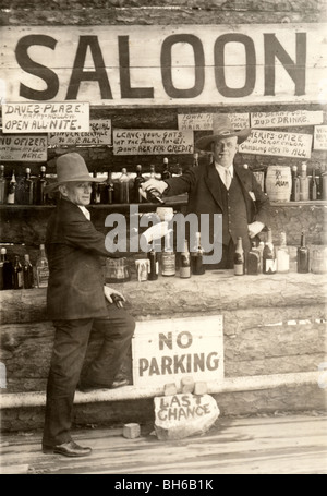 Old Time carré avec Bartender Pouring Verre Banque D'Images