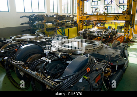 Roues Bogie ferroviaire en attente pour des tests à l'usine de la CAF à Bilbao au cours de la construction des locomotives. Banque D'Images