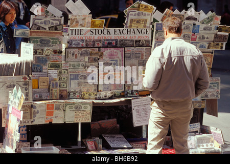 Kiosque à journaux dans le quartier financier, WALL STREET, Manhattan, NEW YORK, USA MANHATTAN, NEW YORK, USA Banque D'Images