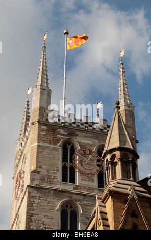 La tour de la cathédrale de Southwark sur la rive sud de la Tamise, Londres, Royaume-Uni. Banque D'Images