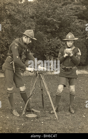 Deux scouts de garçon à l'aide d'un récepteur de télégraphie Morse Code Banque D'Images