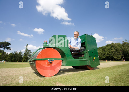 Un groundsman rolls le guichet à Sheffield Park . Photo par James Boardman Banque D'Images